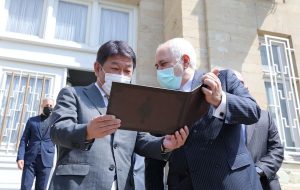 ظریف درباره دیدار با وزیر خارجه ژاپن: احتمالا آخرین دیدار من با یک همتا در کسوت وزیر خارجه ایران بود/ درباره چگونگی احیای برجام و شرایط افغانستان گفتوگو کردیم ظریف درباره دیدار با وزیر خارجه ژاپن: احتمالا آخرین دیدار من با یک همتا در کسوت وزیر خارجه ایران بود/ درباره چگونگی احیای برجام و شرایط افغانستان گفتوگو کردیم