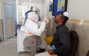 عضو کمیته علمی کشوری مقابله با کرونا: درباره اُمیکرون امید واهی ندهیم/ مدارس تعطیل شوند