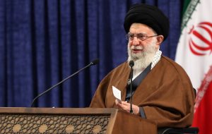 رهبر معظم انقلاب: برخی به طور طبیعی جلوی انقلاب می‌ایستند؛ انقلاب هم چاره‌ای جز ایستادن در مقابل آن‌ها ندارد/ در مقابل حرف زور دشمن نباید تسلیم شد؛ اینکه ما با دشمن مذاکره یا تعامل کنیم حرف دیگری است/ حقیقت ملت ایران را تشییع شهید سلیمانی نشان می‌دهد نه نظرسنجی‌هایی که گاهی با غرض انجام می‌شود/ مشکلات اقتصادی، بانکی و مالیاتی نباید باعث مکتوم ماندن موفقیت‌های جمهوری اسلامی شود