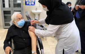 ابلاغیه وزارت بهداشت درباره تزریق دوز چهارم واکسن کرونا: تزریق نوبت چهارم برای گروه سنی ۸۰ سال به بالا به فاصله حداقل ۴ ماه از نوبت سوم آغاز شود/ پرسنل بهداشت به فاصله حداقل ۶-۴ ماه پس از نوبت سوم اقدام کنند/ نوع واکسن نوبت چهارم، ترجیحا با پلتفرم مشابه نوبت سوم است