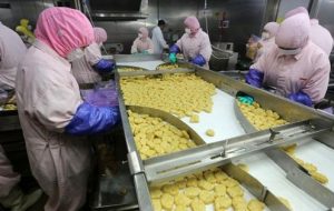 کاهش ۵۰ درصدی فروش صنایع غذایی/ عضو فدراسیون صنایع غذایی: بسیاری از کارگاه‌های خانگی در این جراحی اقتصادی حذف خواهند شد