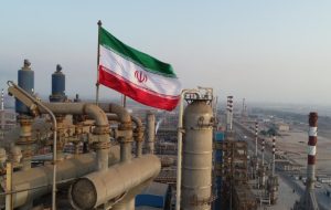بلومبرگ: در صورت توافق، ۱۰۰ میلیون بشکه نفت ذخیره ایران وارد بازار می‌شود
