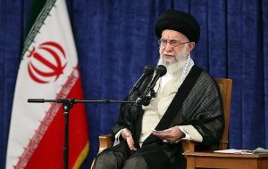 رهبر معظم انقلاب: تا آنجایی که ممکن است فضا نباید امنیتی شود، اما کار فرهنگی جای خود و کار قضایی و امنیتی هم در جای خود/ راه علاج دشمنی‌ها، ایستادگی است؛ حوادث جزیی حواس مسئولان را از سازندگی پرت نکند