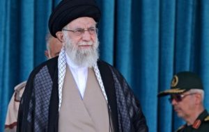 رهبر معظم انقلاب: این حادثه که دختر جوانی درگذشت، خب حادثه‌ی تلخی بود، دل ما هم سوخت/ در این حوادث چند روز اخیر بیش از همه به سازمان انتظامی کشور ظلم شد، به بسیج ظلم شد/ واکنش به این حادثه بدون اینکه تحقیقی شده باشد، بدون اینکه هیچگونه امر مسلّمی وجود داشته باشد، این نبود که یک عده‌ای بیایند خیابان را ناامن کنند، این حرکات عادی نبود، طبیعی نبود/ این اغتشاش،‌ اغتشاش برنامه‌ریزی شده بود