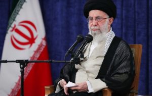 رهبر معظم انقلاب: آغاز چالش ایران و آمریکا کودتای ۲۸ مرداد سال ۳۲ است نه تسخیر لانه جاسوسی/ حکومت مصدّق یک حکومت ملّی بود؛ مشکلش هم با غربی‌ها فقط مسئله‌ نفت بود؛ نه حجت‌الاسلام بود، نه داعیه اسلام‌خواهی داشت/ با اینکه مصدّق به آمریکایی‌ها علاقه داشت، ولی اینها از پشت خنجر زدند/ چرا علیه یک دولت ملّی که با انتخاب مردم سرِ کار آمده بود کودتا کردید؟