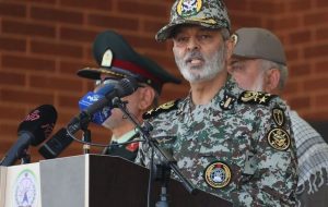 فرمانده ارتش: آن‌هایی که دنبال کشف حقیقت هستند، فقط یک هفته، چشم و گوش خود را بر صدا و تصویر شیطان ببندند/ سقوط نظام سلطه به سرکردگی آمریکا قطعا اتفاق خواهد افتاد؛ با فرو افتادن بت بزرگ، بت‌های کوچکتر نیز خود به خود فرو می‌ریزند