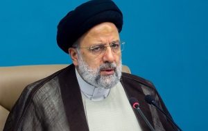 رییسی: بسیاری از خواص در قضایای اخیر مردود شدند؛ وقتی سوال می‌کنیم چرا حقایق را نمی‌گویید، می‌گویند از جوسازی و فضای مجازی می‌ترسیم، عجب!/ امروز با جنگ رسانه‌ای مواجه هستیم؛ اولین روایت باید از طرف روابط عمومی‌ها باشد؛ الان دقایق و ثانیه‌ها در اطلاع رسانی مهم است/ روشنفکر ما سردار سلیمانی و بسیجیان هستند