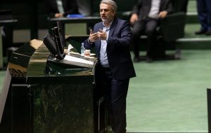 وزیر صنعت: راهکار کنترل بازار خودرو تصویب قانون مالیات بر عایدی سرمایه است/ با واردات خودرو، عرضه و تقاضا متعادل خواهد شد/ اولین خودروهای وارداتی هفته آینده در گمرک خواهد بود