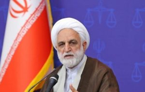 رئیس قوه قضاییه: در مباحث حقوقی، بعضاً اختلاف‌نظراتی وجود دارد؛ نفس و اصل این قبیل اظهارنظرها مطلوب است؛ نباید نسبت به آنها نگران بود و ناراحت شد/ قضات ما اگر لازم بود در مواردی پاسخ آنها را نیز بدهند و چنانچه مستدل و منطقی بود، آنها را از نظر علمی بپذیرند؛ اما در عمل، همه موظف به اجرای قانون هستیم