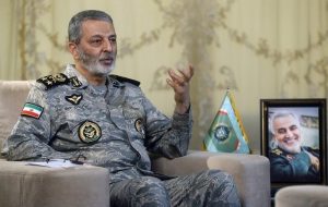 فرمانده ارتش: امروز تمرکز حملات دشمن روی جایگاه رهبری است/ گلوله جنگ ترکیبی از جنس صدا، تصویر و کلام است؛ این گلوله گاهی اصابت می‌کند اما ما حتی متوجه آن نمی‌شویم