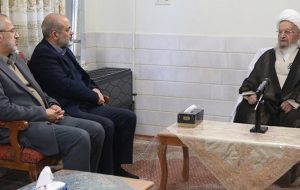 آیت‌الله مکارم شیرازی: افزایش درآمدهای نفتی در زندگی مردم احساس نمی‌شود/ حقوق کارگران و کارمندان ثابت است ولی اجناس مدام گران‌تر می‌شوند/ معلوم نیست بازیگر و گرداننده بازار ارز کیست؟ دولت سبب افزایش آن می‌شود یا عرضه و تقاضا؟