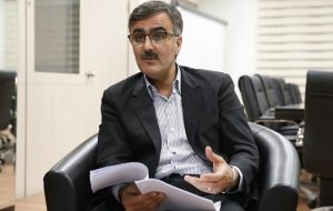 رئیس کل بانک مرکزی: ذخایر ارزی کشور بیش از ۲۰ میلیارد دلار افزایش یافته و در خارج از کشور در دسترس ما قرار دارد/ افزایش نرخ ارز در روزهای اخیر را واقعی نمیدانم/ در بازار آزاد ورود خواهیم کرد و نرخ سازی میکنیم؛ نگران نباشید حواسمان به بازار ارز هست رئیس کل بانک مرکزی: ذخایر ارزی کشور بیش از ۲۰ میلیارد دلار افزایش یافته و در خارج از کشور در دسترس ما قرار دارد/ افزایش نرخ ارز در روزهای اخیر را واقعی نمیدانم/ در بازار آزاد ورود خواهیم کرد و نرخ سازی میکنیم؛ نگران نباشید حواسمان به بازار ارز هست