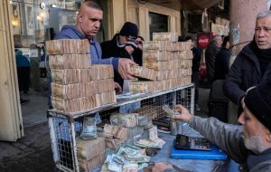 وال استریت ژورنال گزارش داد:قوانین جدید خزانه داری امریکا در عراق برای جلوگیری از انتقال دلار به ایران/ مسدودی ۸۰ درصدی نقل و انتقالات دلاری در روز از زمان اجرای سیاست‌های جدید/ از این پس، همه‌ی نقل و انتقالات دلاری در بغداد توسط واشنگتن بررسی می‌شود
