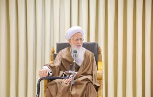 آیت الله جوادی آملی: فقر اقتصادی ننگ است/ ما پیرو علی (ع) هستیم که فرمود «گردن فقر را می‌زنم»/ نباید تنها به فقیر کمک کنیم بلکه باید با فقر مبارزه کنیم