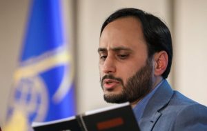 سخنگوی دولت: خرید و فروش خارج از مرکز مبادله و کارگزاری‌های رسمی در حکم قاچاق ارز و طلاست