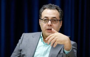 سخنگوی وزارت صمت: نمی‌گوییم خودرو گران نمی‌شود/ توان خرید مردم نه تنها برای خودرو بلکه در همه حوزه‌ها کاهش پیدا کرده؛ وزارت صمت، ذی‌ربط ماجرای ترمیم قدرت خرید مردم نیست
