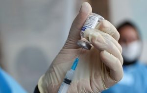وزیر بهداشت: حتی در شرایط بهبود اوضاع کرونا باید سالی یک بار واکسن تزریق شود