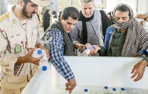 مدیرعامل شرکت آبفا ایلام از آبرسانی سیار به پایانه عراق در آن سوی مرز مهران با تانکر خبر داد مدیرعامل شرکت آبفا ایلام از آبرسانی سیار به پایانه عراق در آن سوی مرز مهران با تانکر خبر داد
