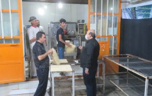 معاون هماهنگی استاندار از پخت شبانه روزی ۶۰ هزار قرص نان در مهران خبر داد معاون هماهنگی استاندار از پخت شبانه روزی ۶۰ هزار قرص نان در مهران خبر داد
