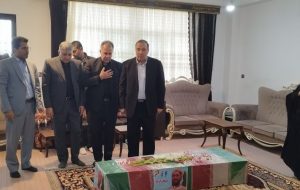 استاندار ایلام با حضور در منزل شهید فیضیزاده: هرچه داریم از برکت وجود شهداست/ شهید والامقام فیضیزاده مظهر ایثار و فداکاری بود استاندار ایلام با حضور در منزل شهید فیضیزاده: هرچه داریم از برکت وجود شهداست/ شهید والامقام فیضیزاده مظهر ایثار و فداکاری بود