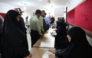فرماندار مهران خبر داد: جمع‌آوری آرای زائران در پایانه مرزی مهران از طریق شعبه سیار انجام می شود