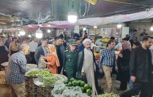صحنه‌ای زیبا از بازار ایلام؛ مسئولان در کنار مردم