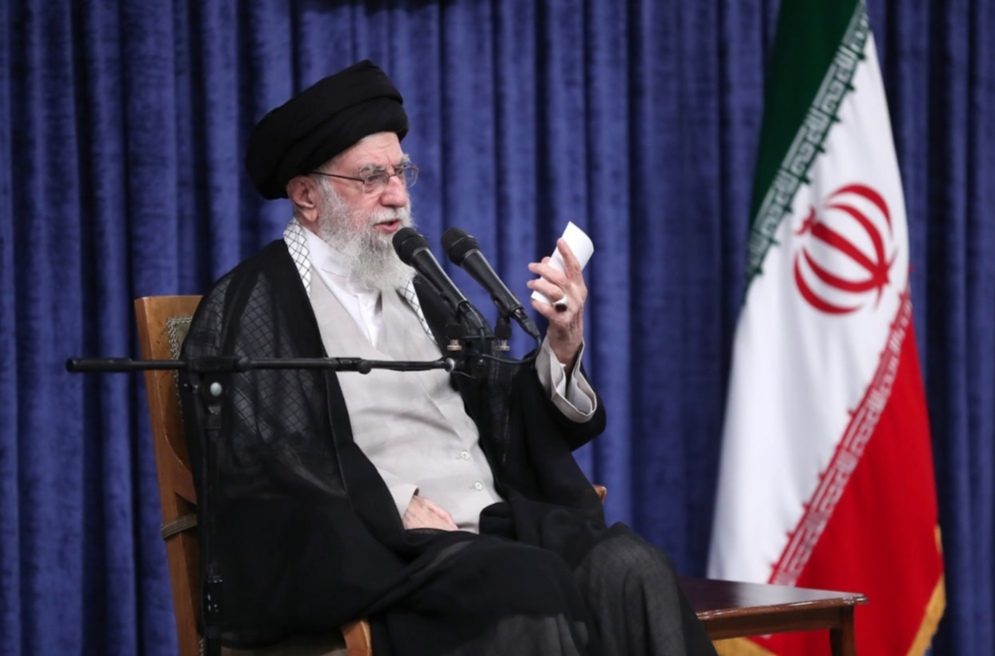 رهبر انقلاب: ملت با جهت‌گیری‌های گوناگون سیاسی و وزن متفاوت مذهبی پای ایران ایستاد