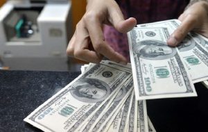افت ارزش دلار آمریکا به کمترین رقم طی ۲ ماه گذشته در پی ترور سردار سلیمانی