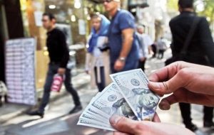 سقوط آزاد در بازار طلا و ارز/ دلار به کانال ۲۴ هزار تومان بازگشت / فروشندگان: فعلاً خریداری وجود ندارد / فعالان بازار: به دلیل تحولات امریکا و احتمال برداشته شدن تحریم‌ها، جو بازار کاملاً مثبت شده؛ احتمالاً شاهد کاهش بیشتر قیمت‌ها باشیم