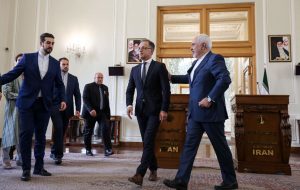 وزیر خارجه آلمان: به همراه دیگر شرکای برجامی خود با ایران پای میز مذاکره می‌مانیم