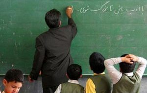 چرا ۴۰۰ هزار تومان از حقوق اردیبهشت فرهنگیان کم شد؟